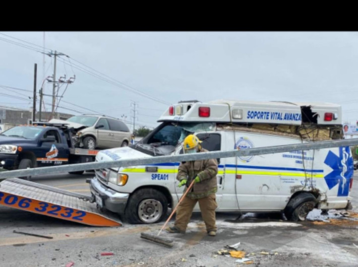 Ambulancia que trasladaba a paciente vuelca tras choque, al menos 4 lesionados