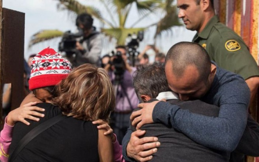 Juez descarta que Trump viole derechos al separar familias migrantes