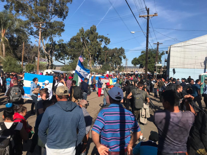 PF detiene marcha de migrantes en Tijuana