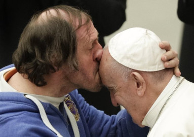 Hombre besa al Papa en la frente