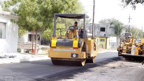 Supervisan obra de pavimentación