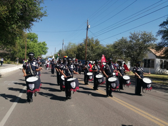 Participan banda de guerra y escolta de prepa Municipal en desfile internacional 