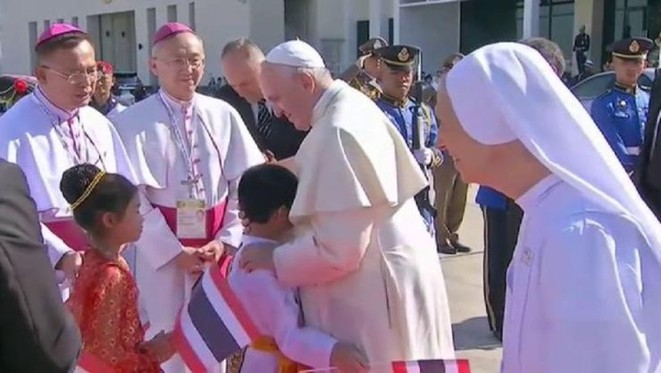 Llega Papa Francisco a Japón con mensaje antinuclear