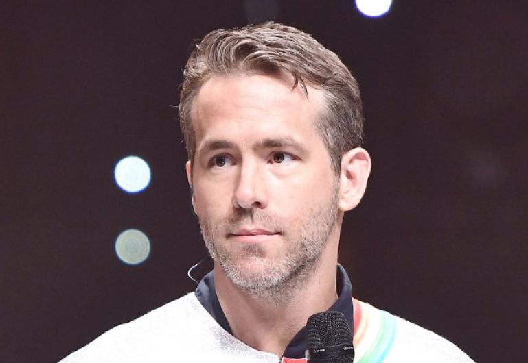 Ryan Reynolds canta de sorpresa en show coreano