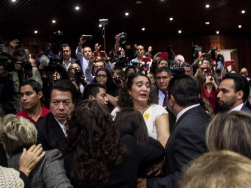 Notifican a diputada en sesión, sobre asesinato de su hija