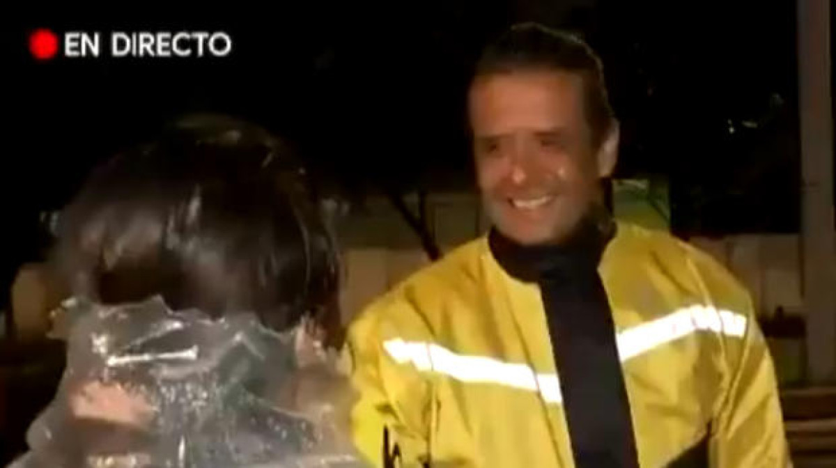 Reportero protagoniza incómodo momento por suponer embarazo de mujer