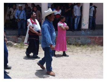 Los visten de mujer por no cumplir promesas de campaña