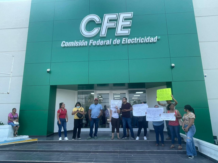 Se manifiestan en oficinas de CFE tras una semana sin luz