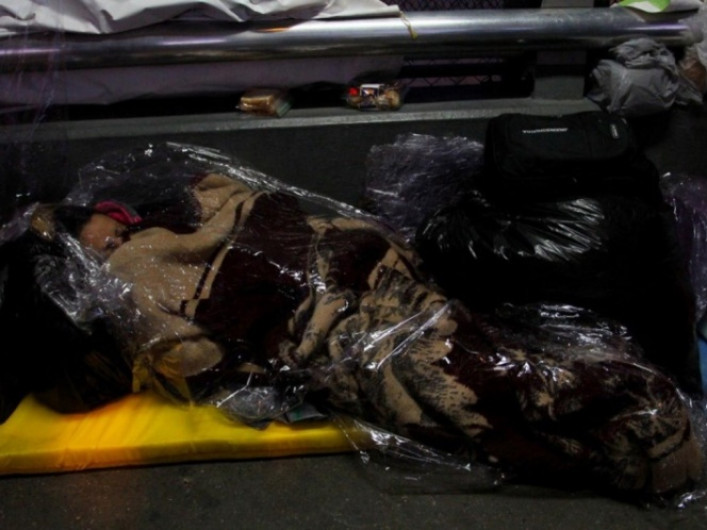 Llevarán a migrantes en puentes internacionales a albergues