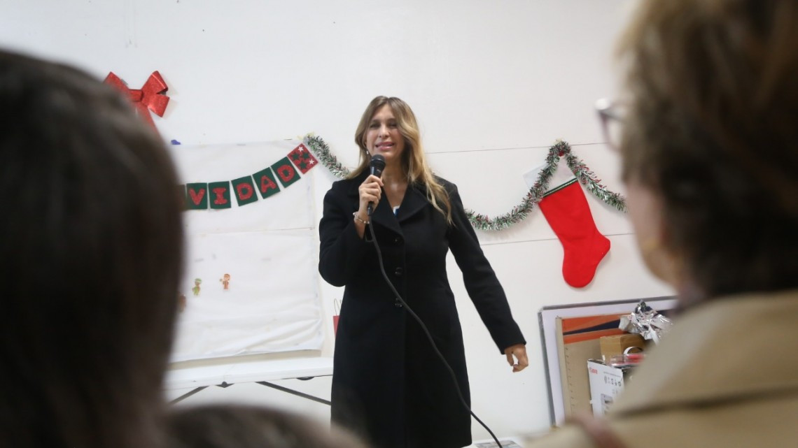 Convive Maki Ortiz con alumnos con discapacidad oral y auditiva