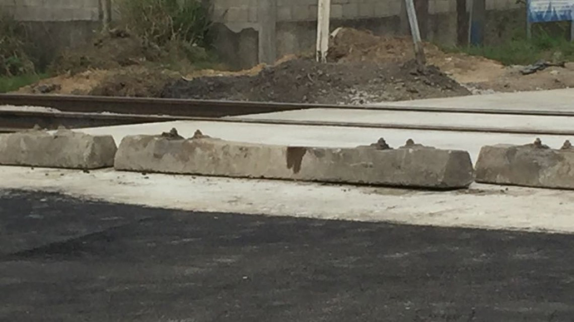 Rehabilitan cruces del ferrocarril.