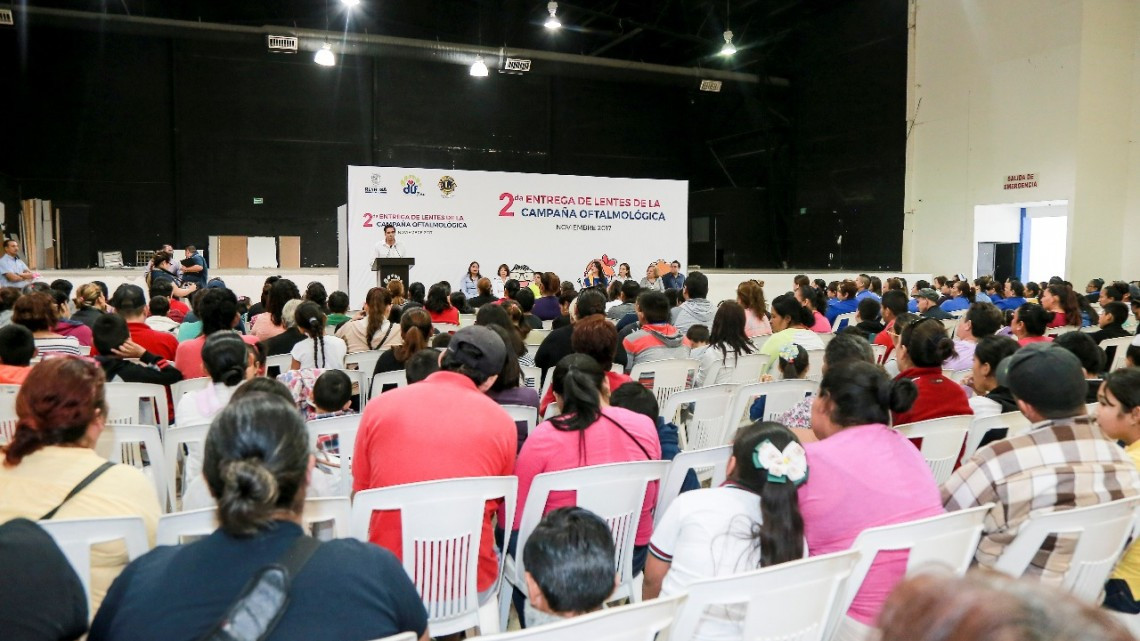Entrega de lentes beneficia a más de 300 personas