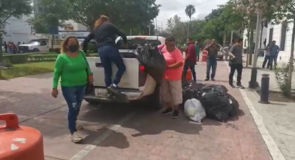Ante deficiencia en la recolección, colonos tiran basura frente a Presidencia municipal 