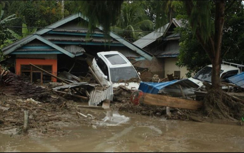 Inundación repentina deja 10 muertos en Indonesia 