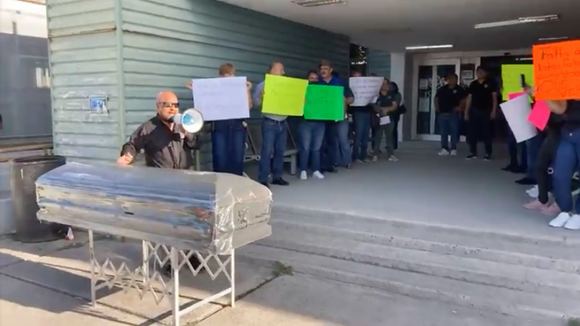 Maestros protestan con ataúd frente al ISSSTE por mal servicio