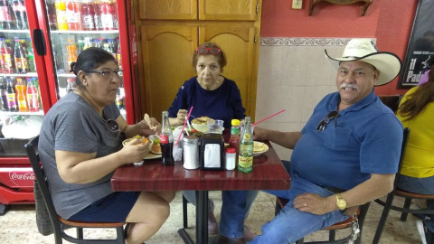 Disminuyen las ventas en los restaurantes de Nuevo Laredo por acortar una hora 