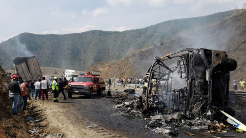 21 muertos tras choque entre autobús y tráiler en Veracruz