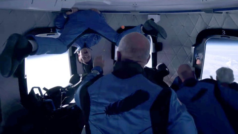 Critican a Jeff Bezos por decir que clientes de Amazon pagaron viaje al espacio