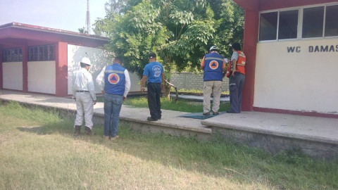 Analizan crudo que emana de tierra dentro de CBTis 105