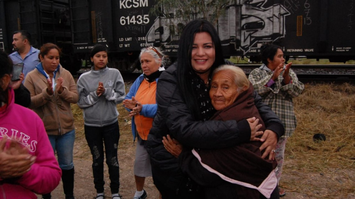 DIF Río Bravo reparte cobijas en colonias populares 