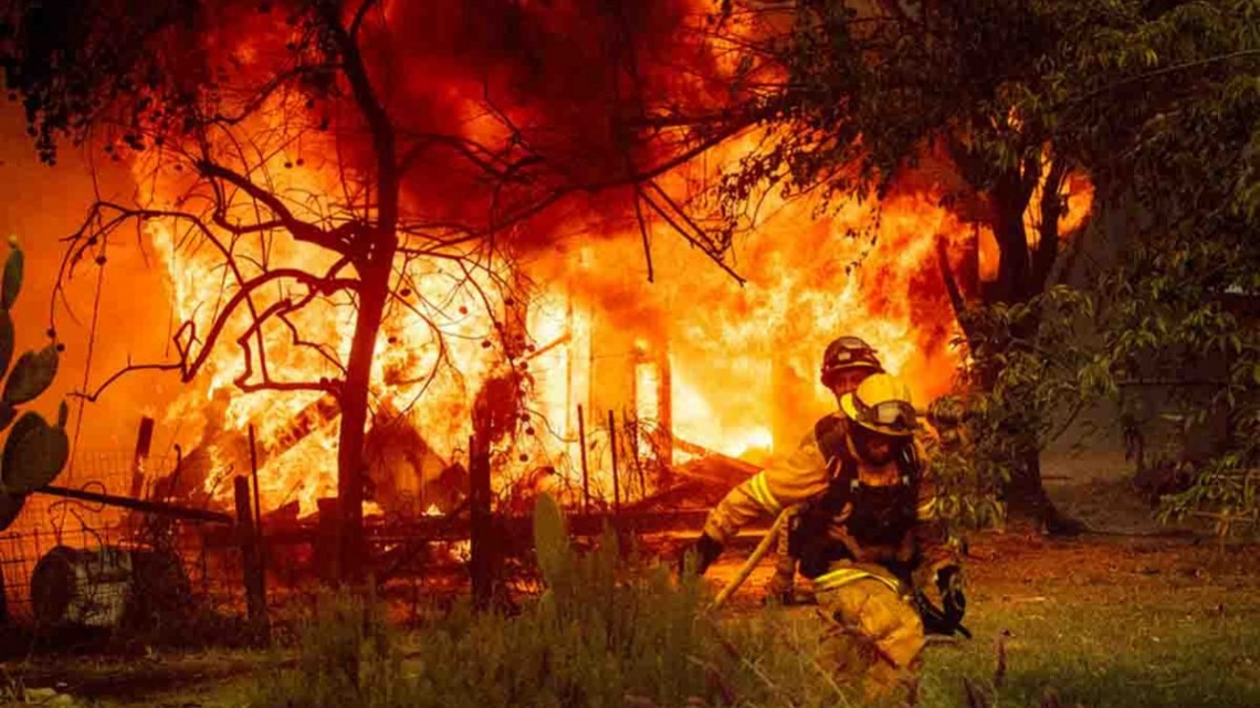 Desalojan casas por fuertes incendios en California