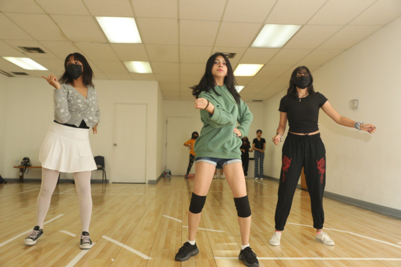 Aprenden a bailar K-pop y danza folclórica en maquila creativa 