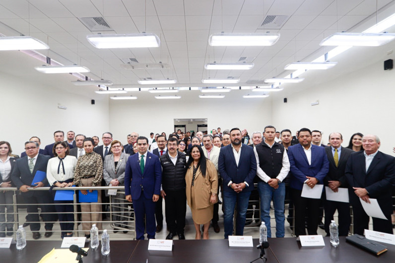 El rector Dámaso Anaya sostiene encuentro con universitarios de la FADYCS-UAT