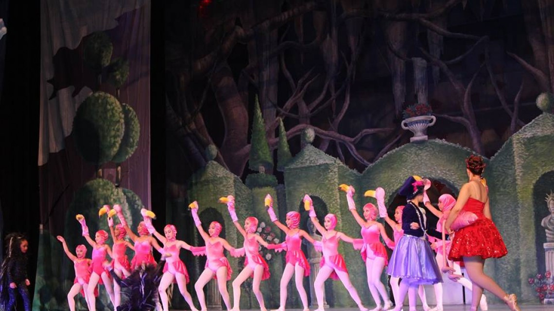 Alcaldesa asiste a presentación del ballet clásico "Alicia en el país de las maravillas"