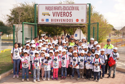 Aprenden niños de primaria sobre reglas de tránsito en recorrido por parque vial