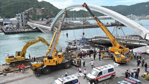 Varios heridos tras derrumbarse un puente en Taiwán