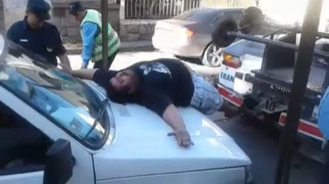 Impactante reacción de conductor para impedir sanción