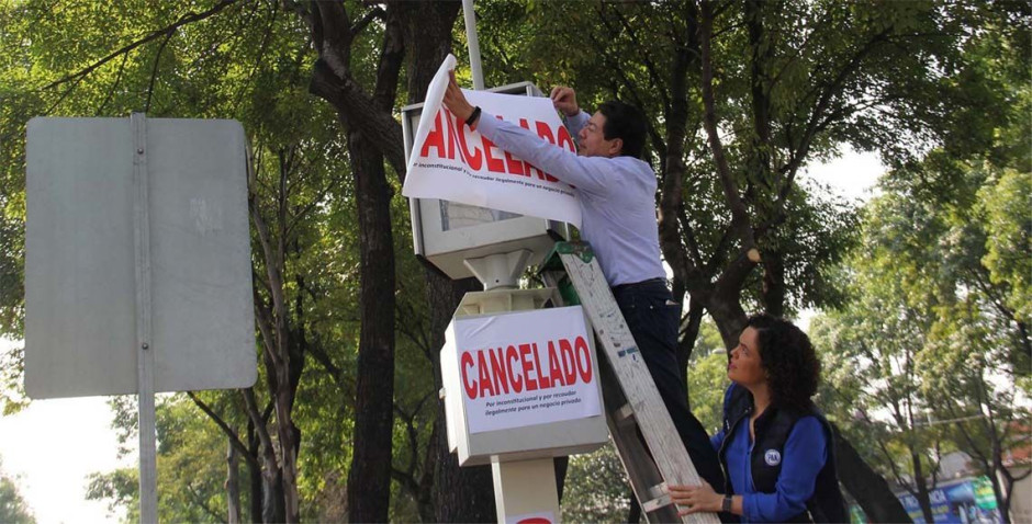 Senadores clausuran simbólicamente cámaras de fotomultas en CDMX