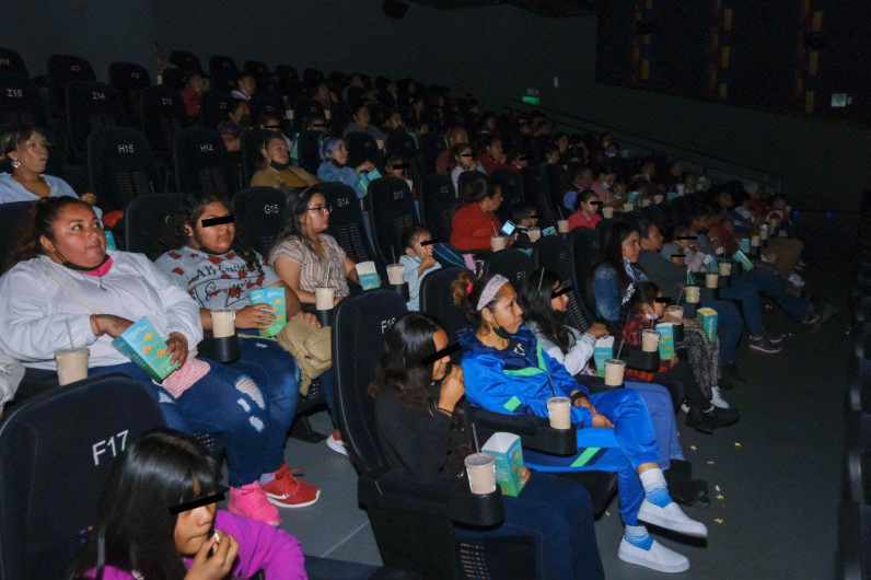Disfrutan niños del DIF función a cargo de fundación Cinepolis