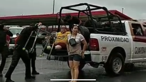 Guardia Estatal rescata a persona con discapacidad atrapada en inundación