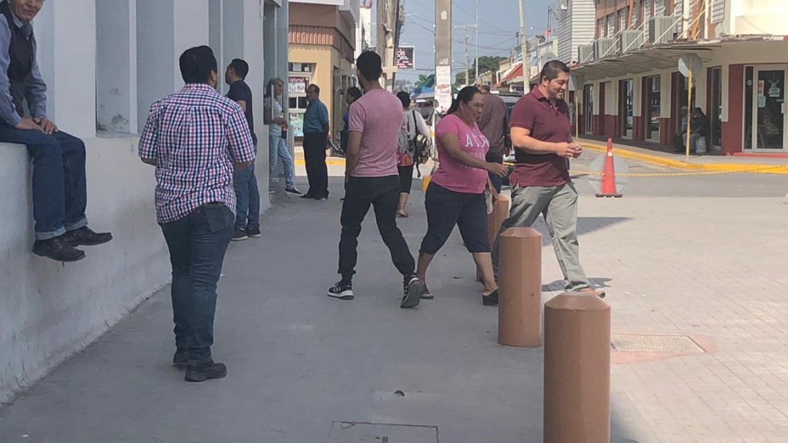 Largas filas en bancos no acatan distancia recomendada