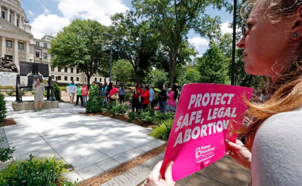 Departamento de Justicia de EU demanda a Texas por ley anti-aborto 