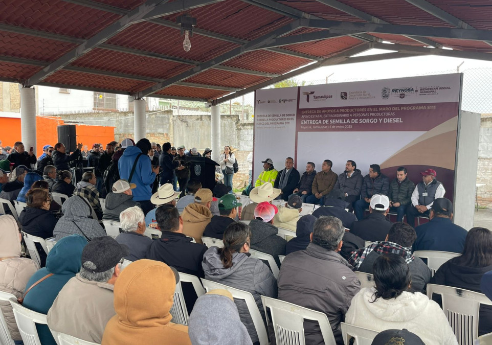 Entregan a campesinos apoyo de sorgo y diesel