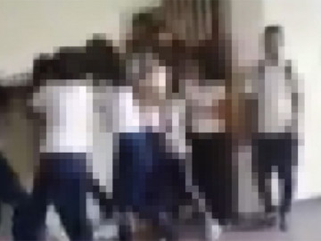 Estudiante que golpeo a compañera, es golpeado