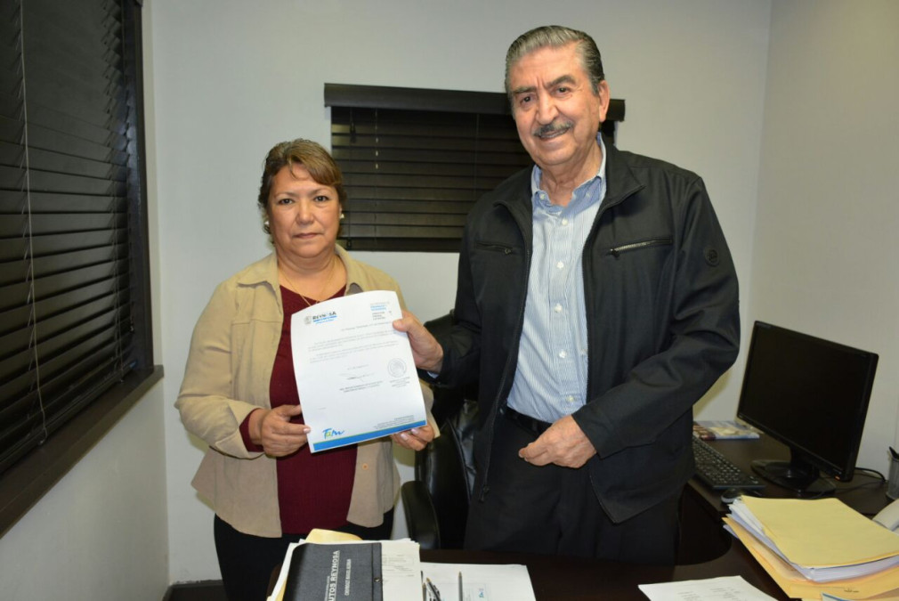 Recibe certificado de auto sorteado por pago de Predial