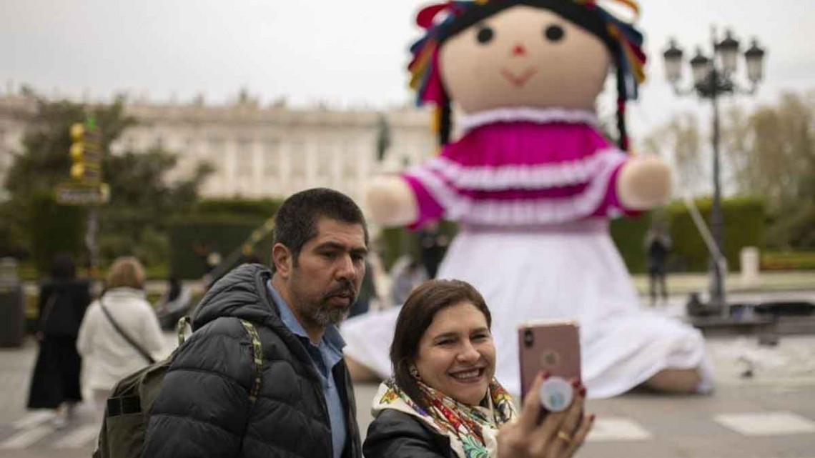 Llega muñeca queretana a España como embajadora de la entidad
