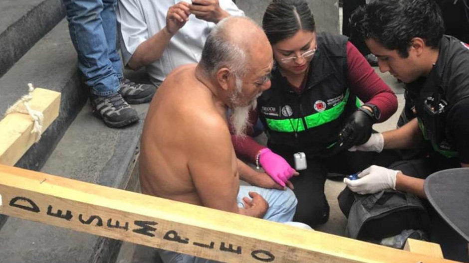 Hombre que se sujetó a cruz recibe cita