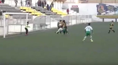 Anota un golazo al estilo "escorpión" a los 8 años de edad
