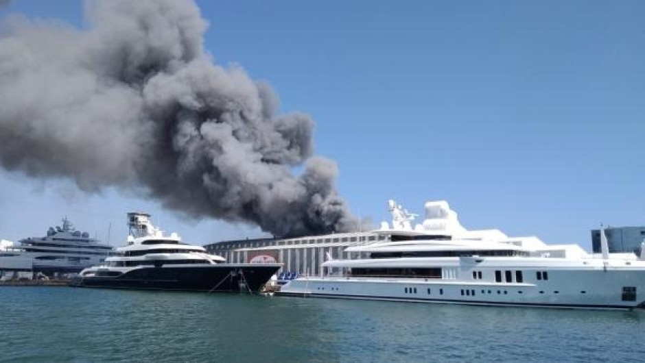 Arde una nave de reparación de barcos en el Puerto de Barcelona 