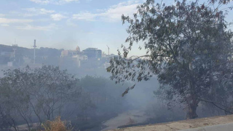Registran fuerte incendio en el río Santa Catarina en NL