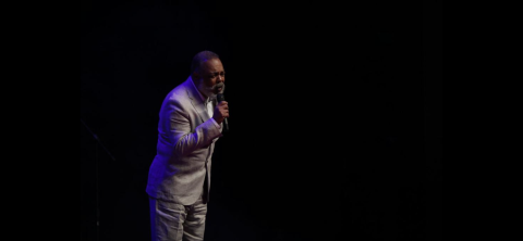 Deleita Francisco Céspedes a cientos de neolaredenses en concierto con causa 