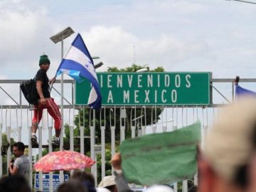Reciben a primeros integrantes de caravana migrante para tramitar asilo