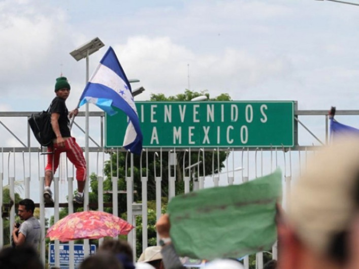 Reciben a primeros integrantes de caravana migrante para tramitar asilo