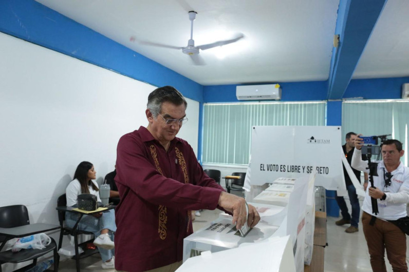 Américo emite su voto y exhorta a las y los tamaulipecos a sufragar