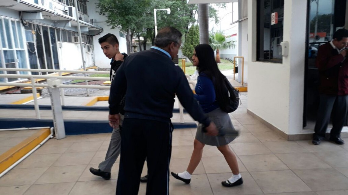 Estudiante causa pánico en el CBTIS 24 al amenazar con una arma a su ex novia  