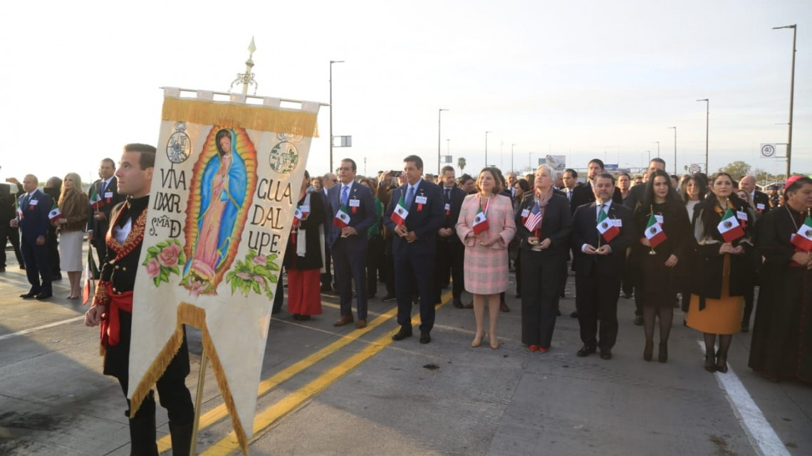 Abrazo de hermanad en el puente internacional Juárez-Lincoln